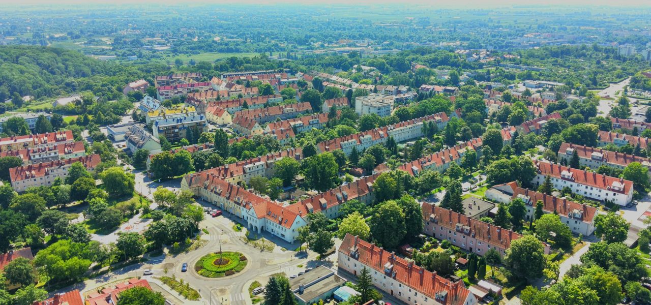 zdjęcie z drona przedstawiające osiedle stary chełm w gdańsku wykonane w słoneczny letni dzień